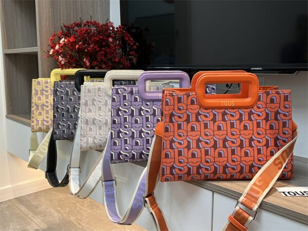 T0US medium shopper amaya coral manifesto 620034