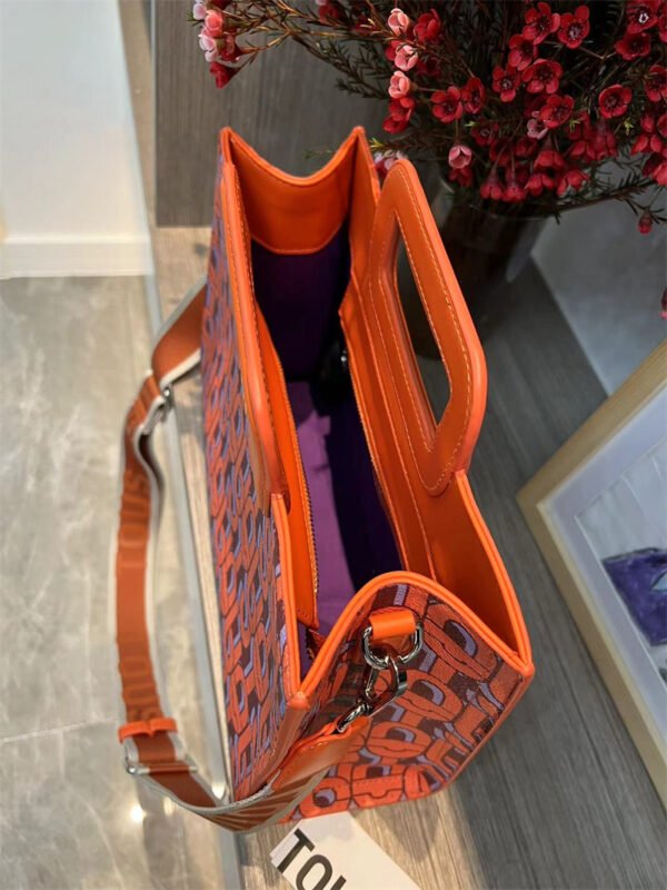 T0US medium shopper amaya coral manifesto 620034