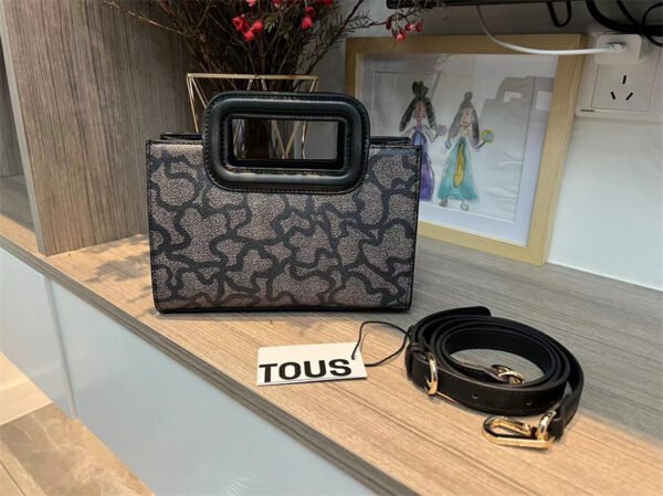 tous small bag 62031 size: 19-8.5-13cm